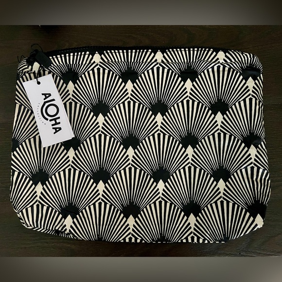 NWT; ALOHA Collection Mid Pouch - Picture 3 of 8